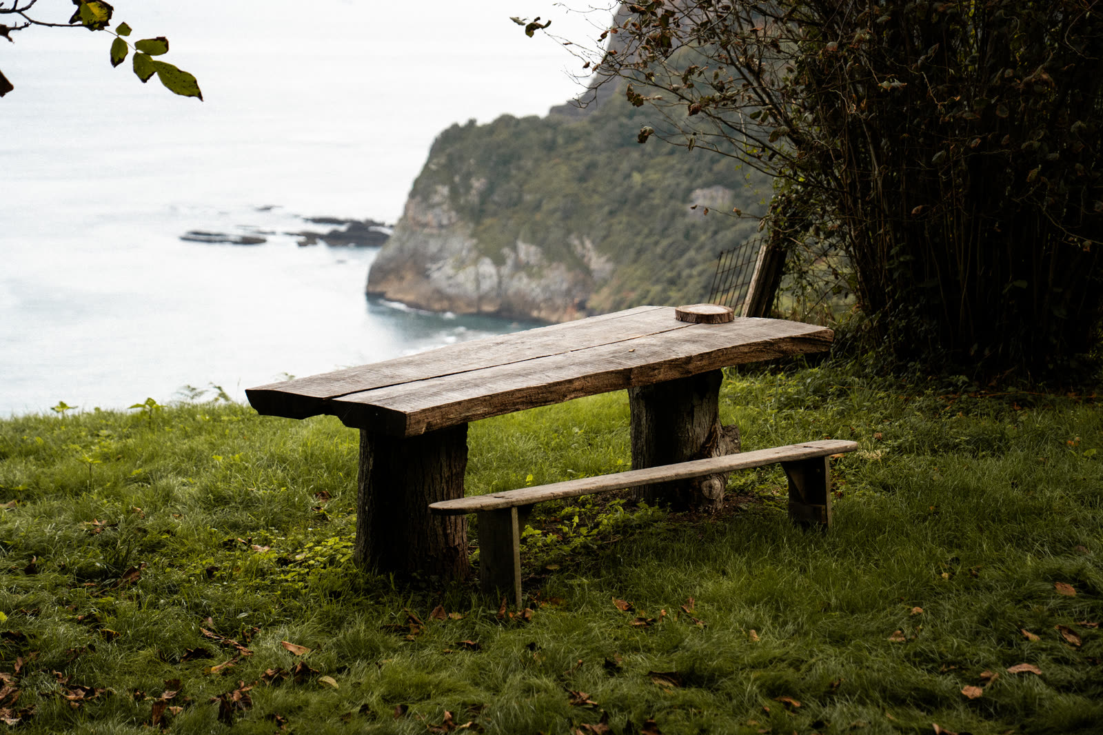 Banco de madera sobre la cala de Gaztelugatxe