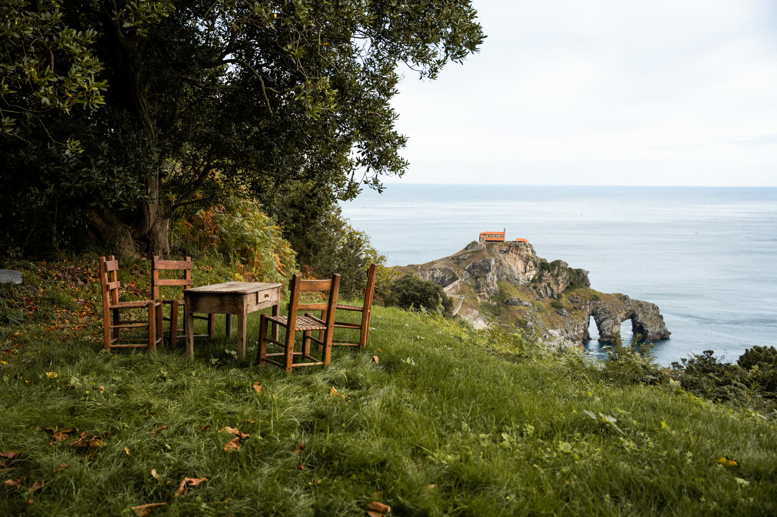 Pradera de Sanjoanalde frente a San Juan de Gaztelugatxe