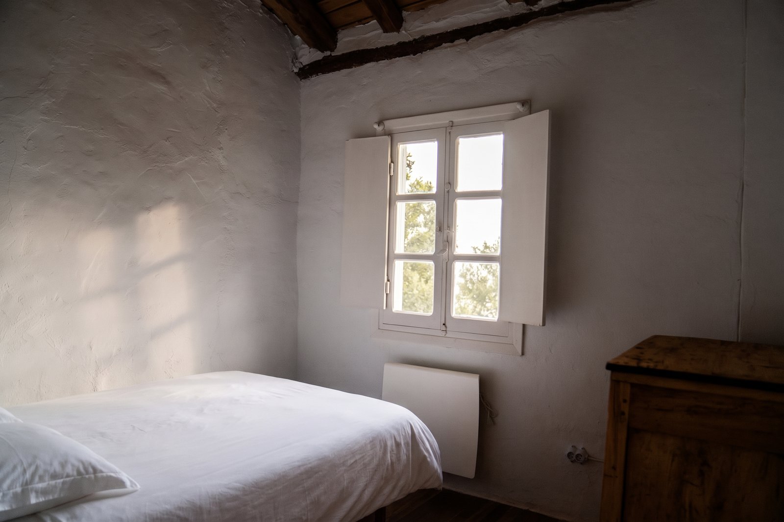 Habitación doble bañada por el sol de tarde