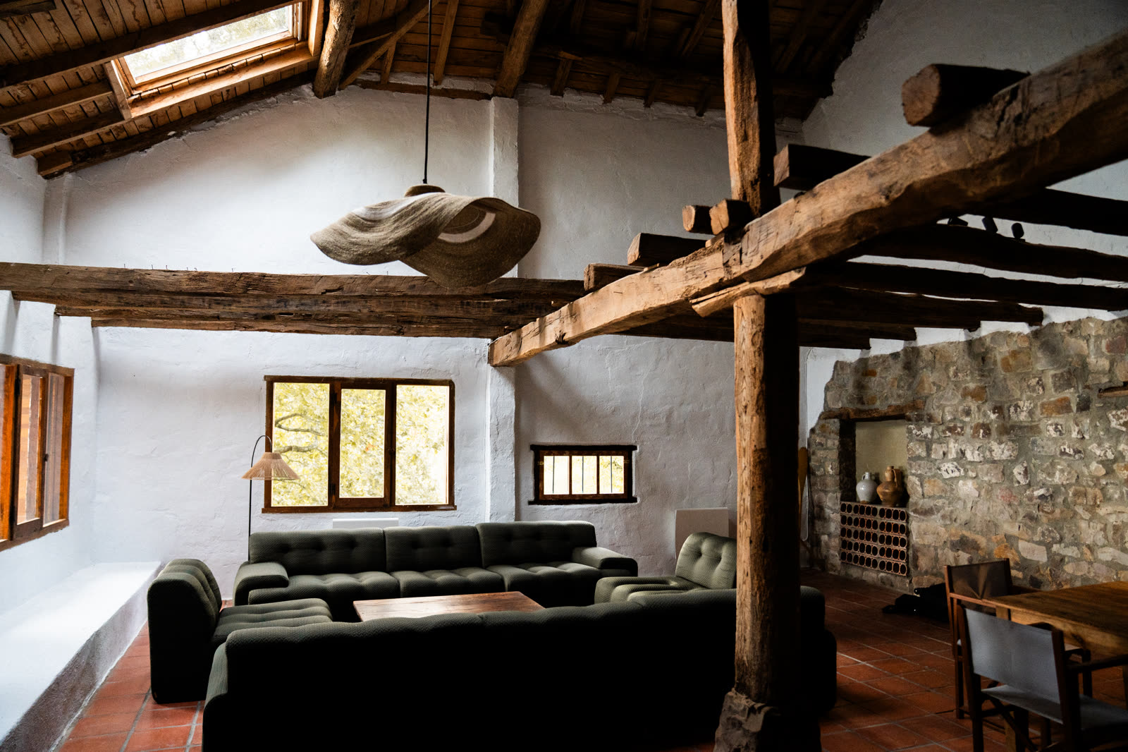 Estructura de vigas de roble y doble altura del salón