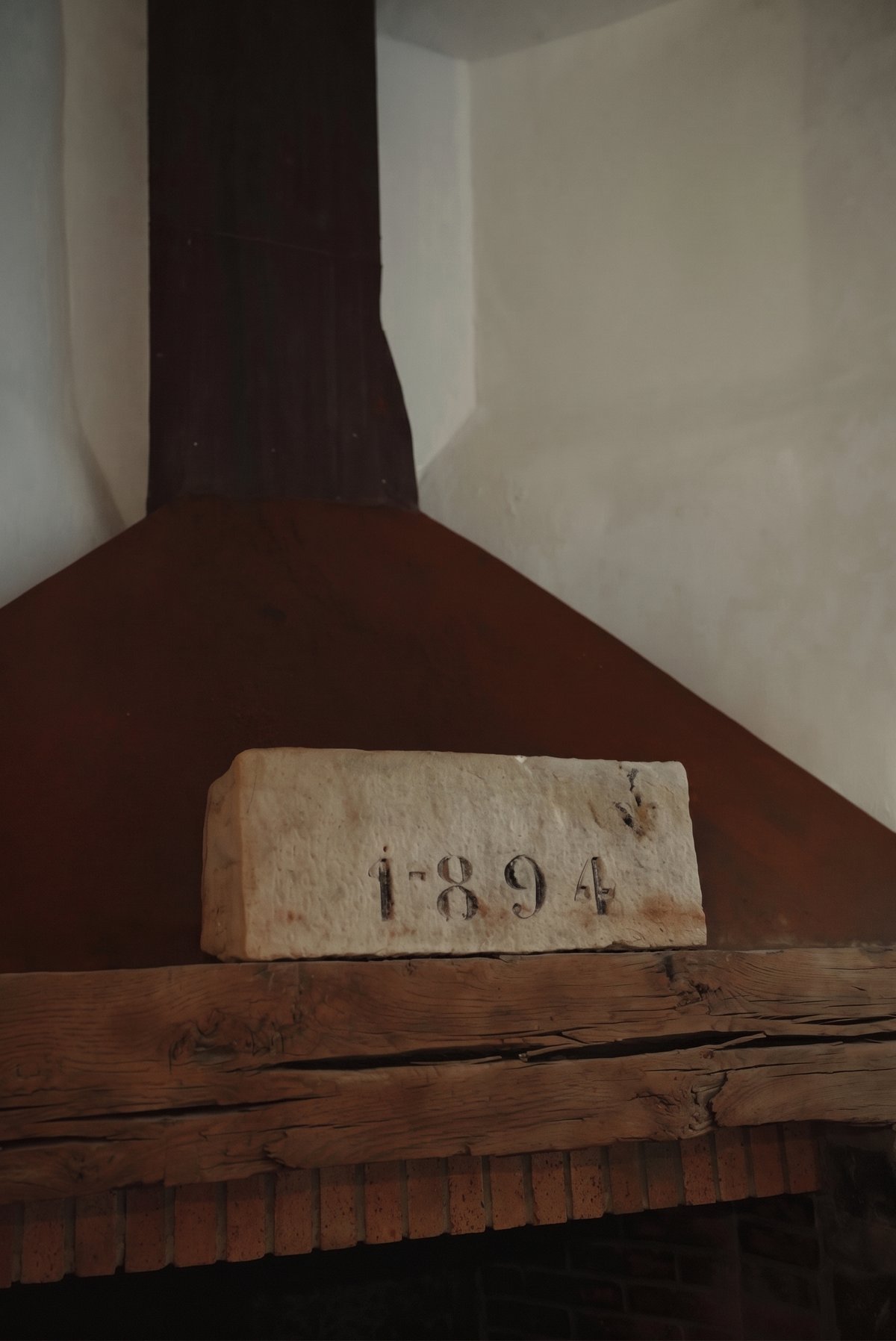 Piedra grabada 1894 sobre la chimenea