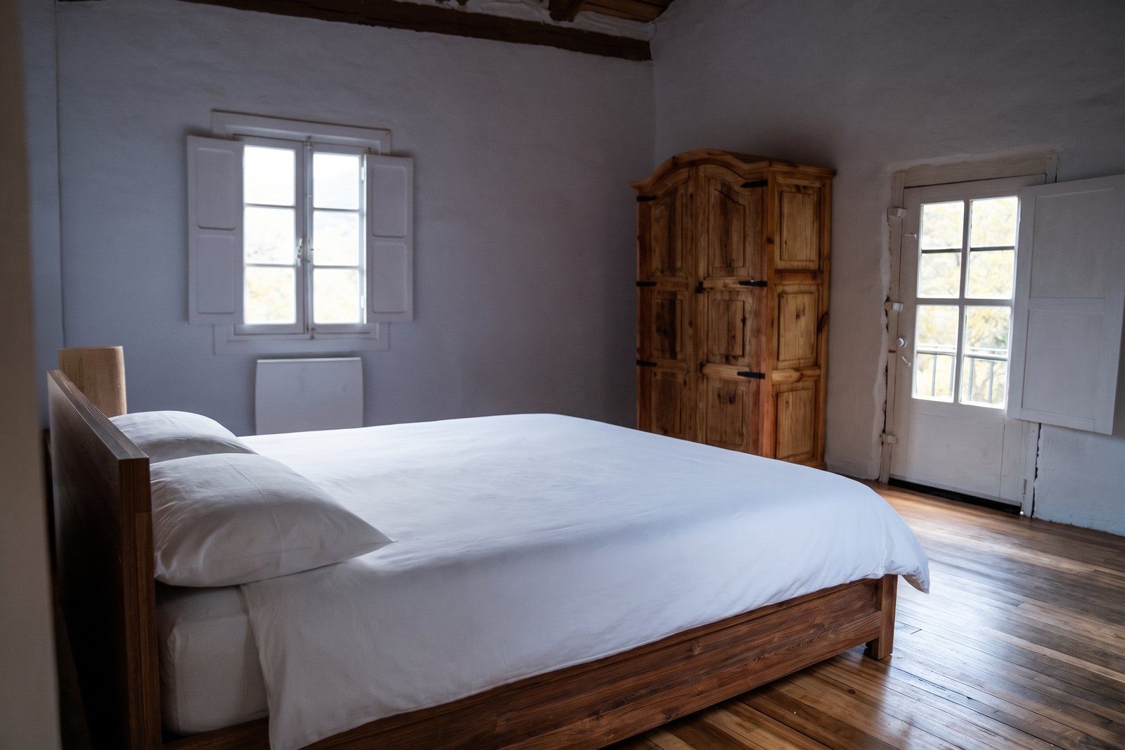 Cama principal y salida al balcón