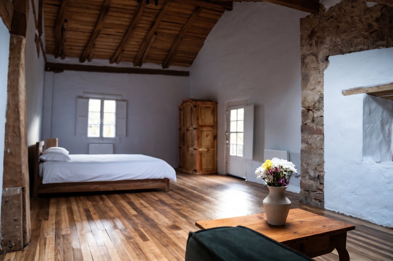 Suite Principal de Sanjoanalde con suelo de madera y muros de piedra