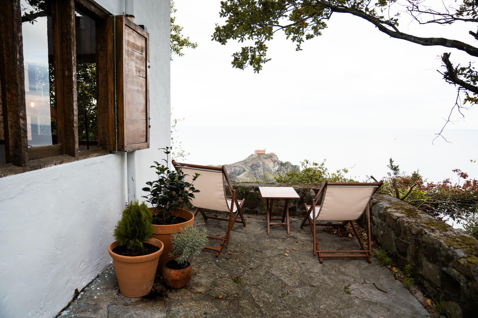 Hamacas en la terraza frente al mar y Gaztelugatxe