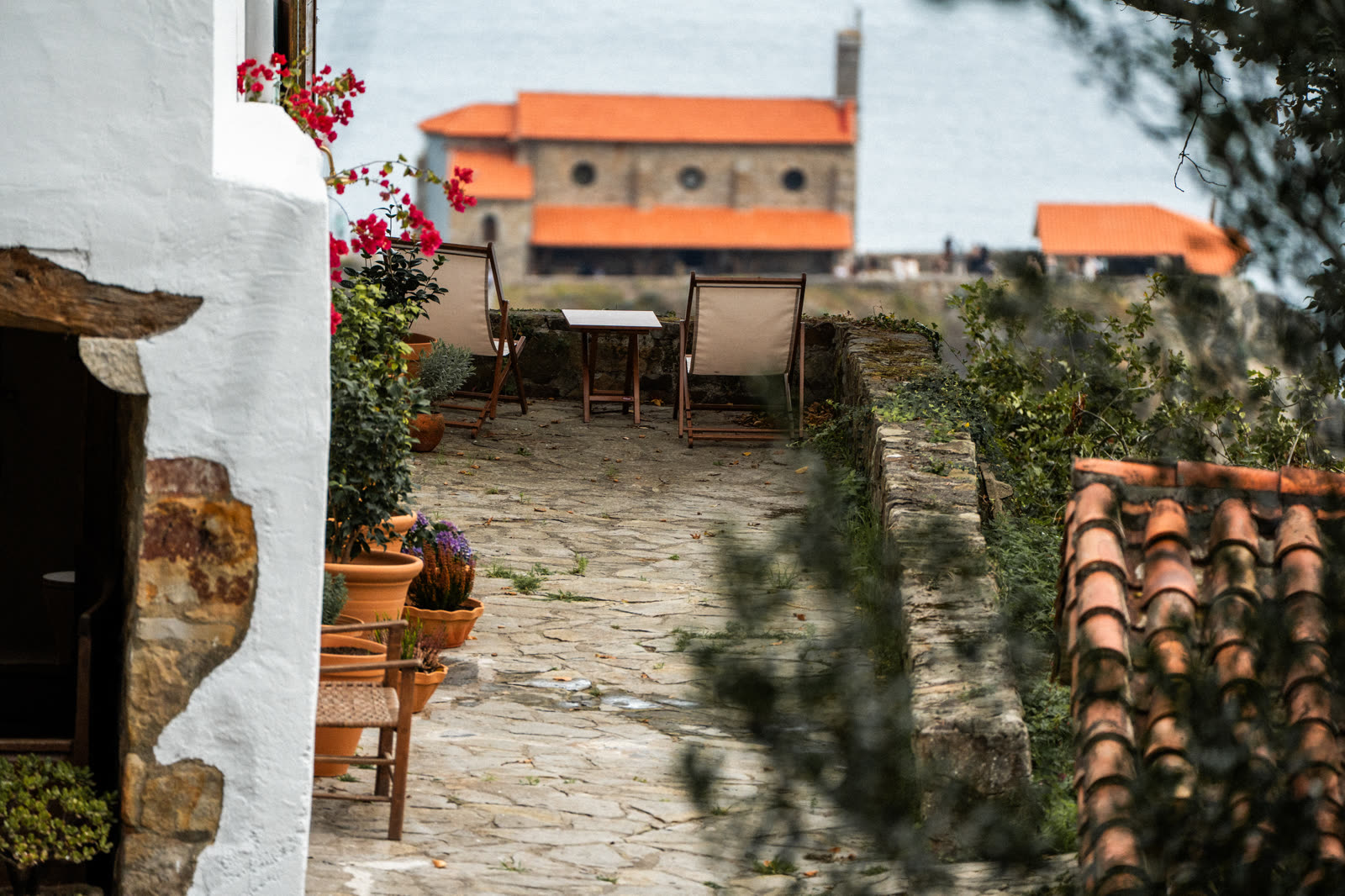 Terraza empedrada con vistas directas a la ermita de San Juan de Gaztelugatxe