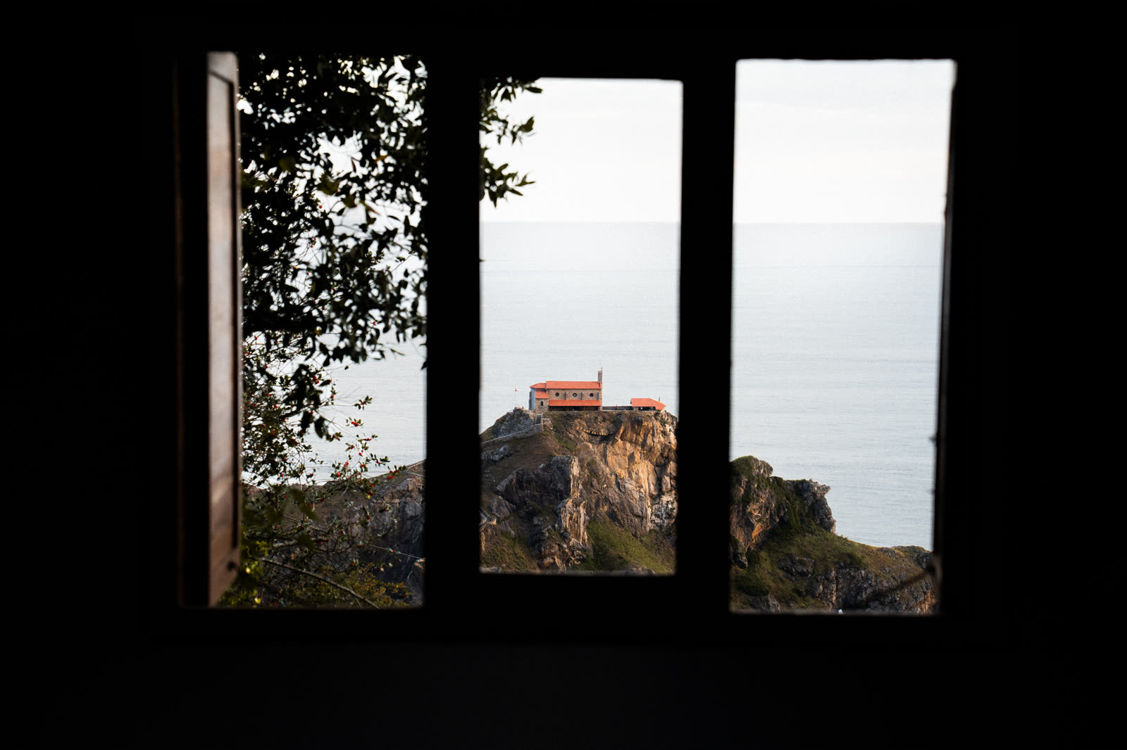 San Juan de Gaztelugatxe visto desde la ventana de Sanjoanalde